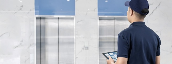 Inspectie lift in appartementsgebouw